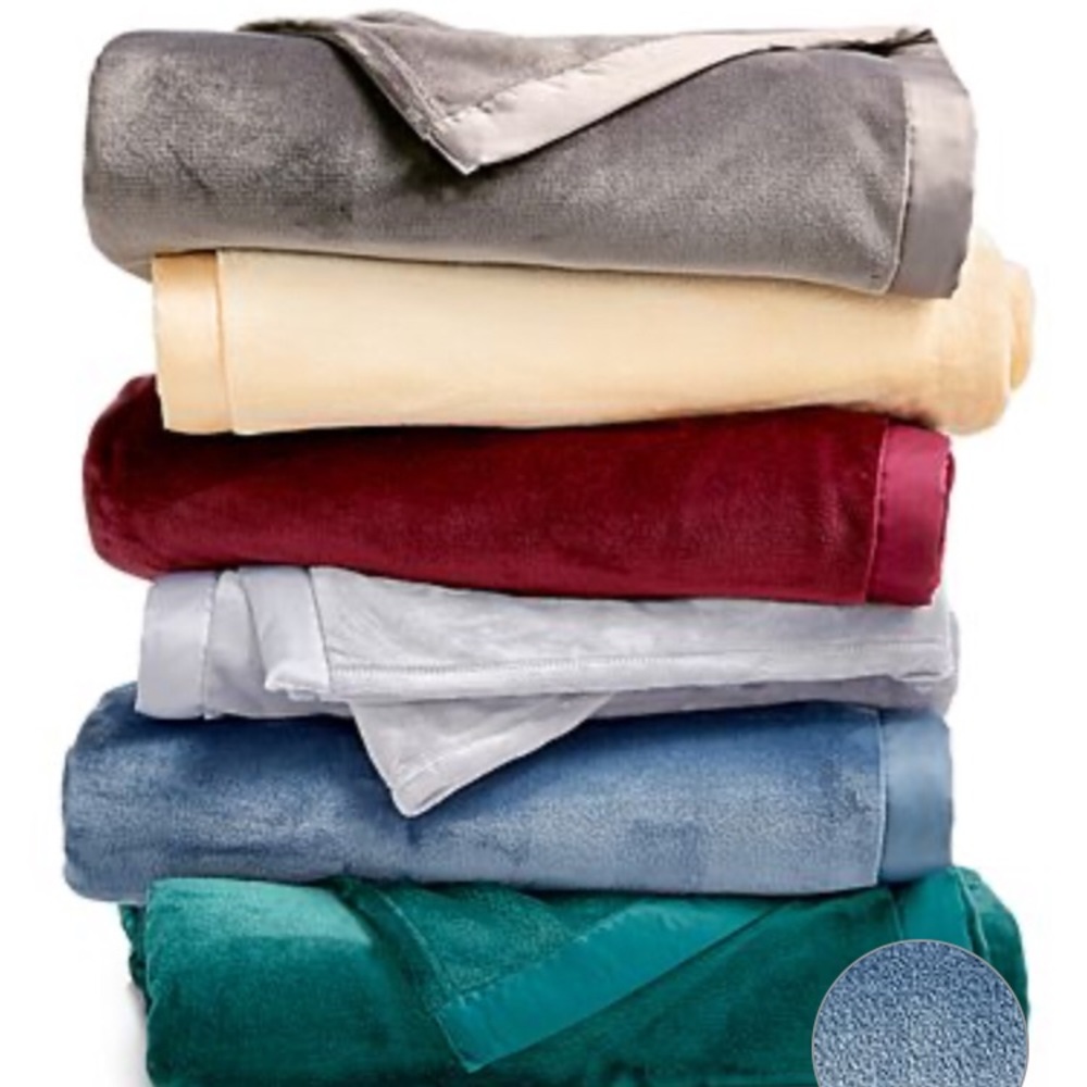 Berkshire
Classic Velvety Plush Twin Blanket. - Picture 3 of 6